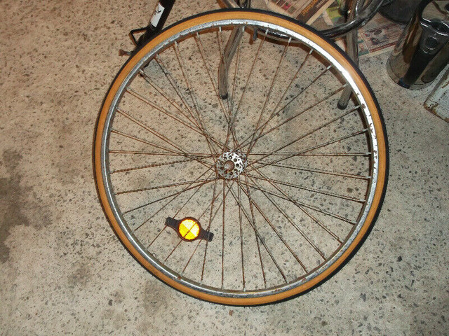 Bicycle Bicyclette Vélo Pneu Roue Tire Stand Pied dans De route  à Laval/Rive Nord