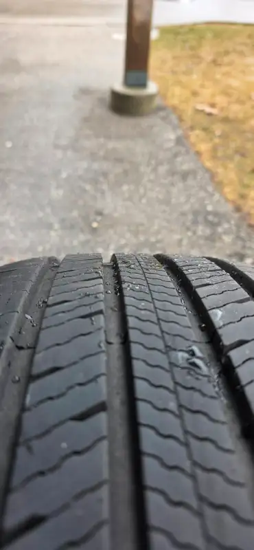 17” OEM Hyundai Santa Fe rims with 235-65-17 Motomaster Hydra Edge Tour tires. In very good conditio...