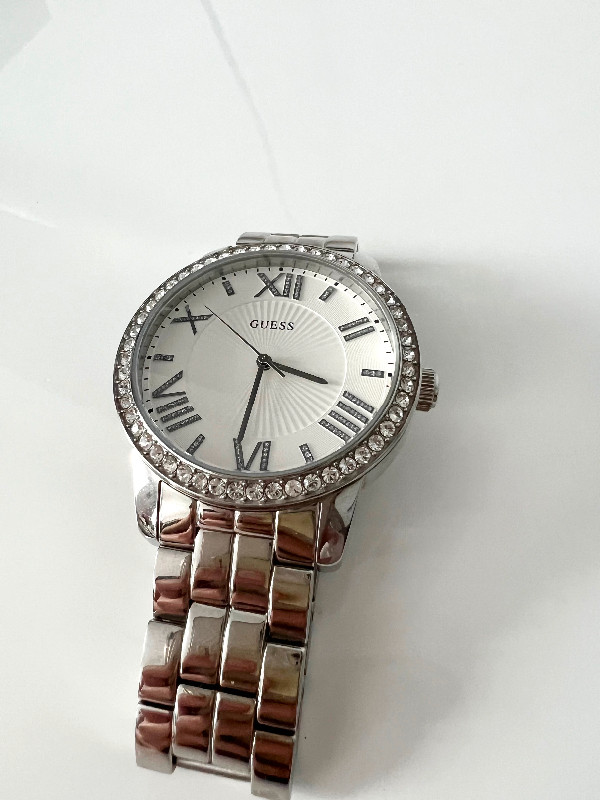 Guess Women's Analogue Quartz Silver Designer Watch W0329L1 dans Bijoux et montres  à Longueuil/Rive Sud - Image 2
