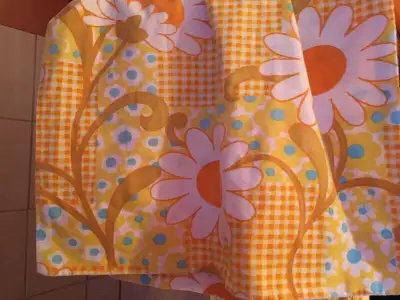 Ensemble de draps pour lit simple avec motifs floraux (quelques petites taches «rouille» sur les dra...