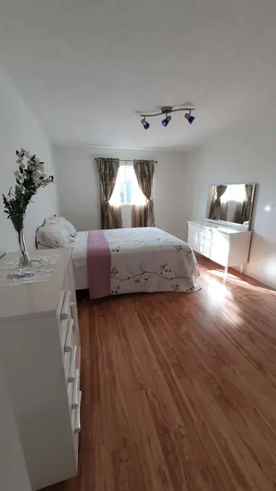 Vous voulez une place propre et calme, vous êtes la bienvenue. Le loyer inclu les meubles, l'interne...
