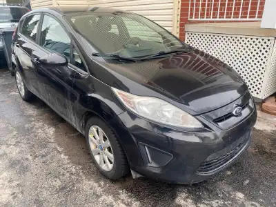 Ford Fiesta SE 2013. (propre) Moteur 1.6 (économique) Verrouillage centralisé Climatiseur Radio