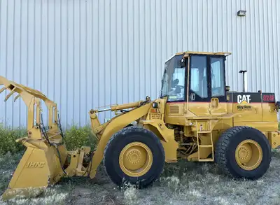 Price reduced. IT924 2.5 yard Loader with industrial round bale grapple, third valve, Manitu Q-A, 4...