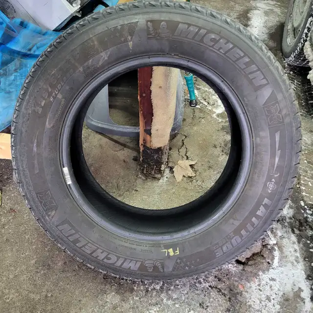 Single Michelin winter tire 225 65R17 in Tires & Rims in Ottawa - Image 2