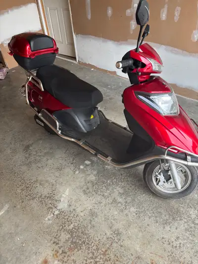2022 Moped in new shape. Great for small trips for groceries or visiting the neighbours. Lots of fun...