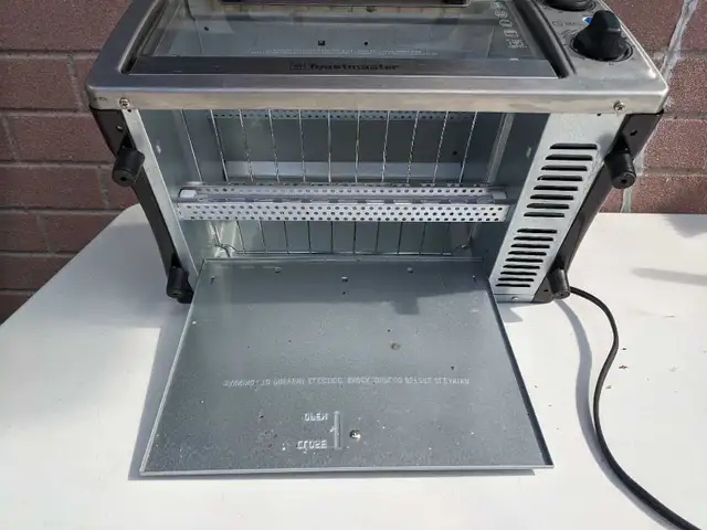 Toastmaster Toaster Oven "Like NEW" Fits 9" Pizza in Toasters & Toaster Ovens in Oshawa / Durham Region - Image 4