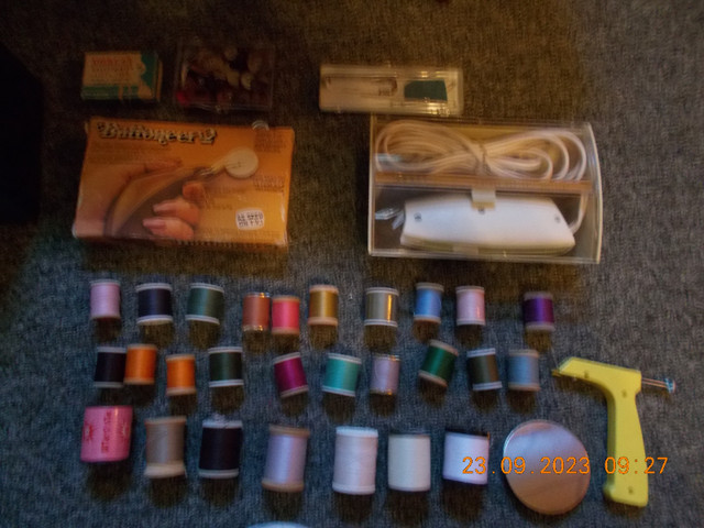 Deluxe sewing basket and contents $20 in Hobbies & Crafts in Gatineau - Image 2