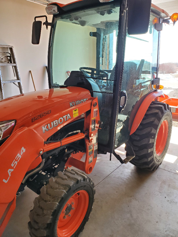 Kubota B2650 Tractor - front mount snow blower & 70 hours in Farming Equipment in Saskatoon - Image 3