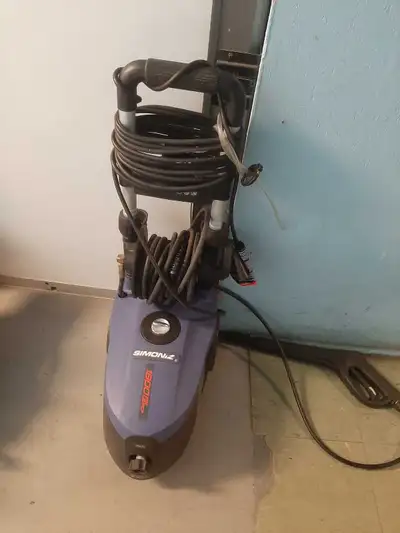 I'm selling a Simoniz 1800psi pressure washer. This unit is used but still works great for cleaning...