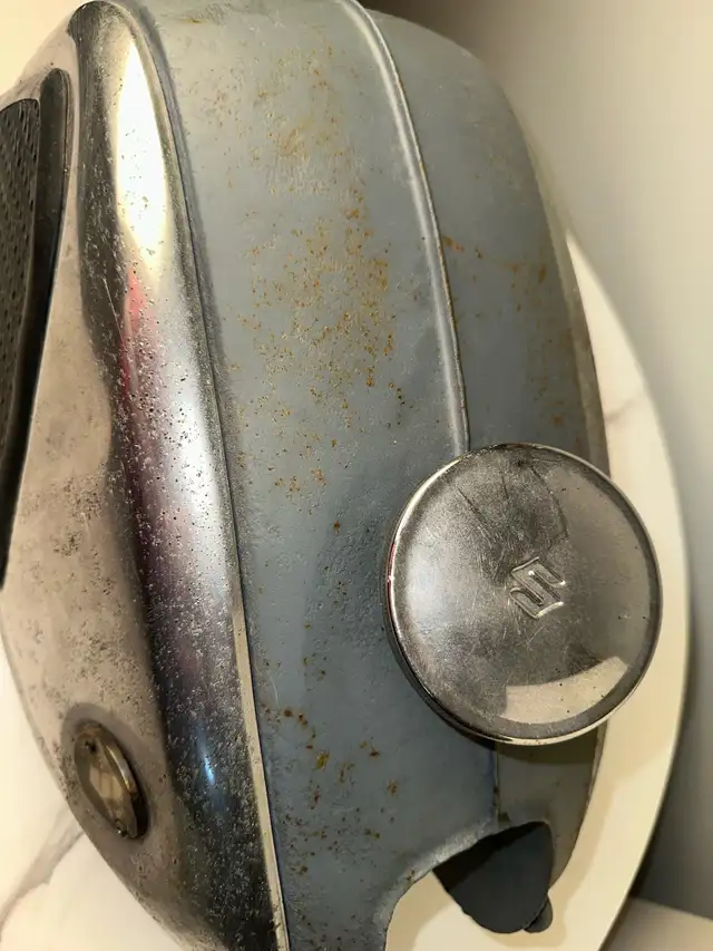 Vintage Suzuki 2-Stroke Gas Tank - T20 X6 Hustler / T250? in Motorcycle Parts & Accessories in Mississauga / Peel Region - Image 3