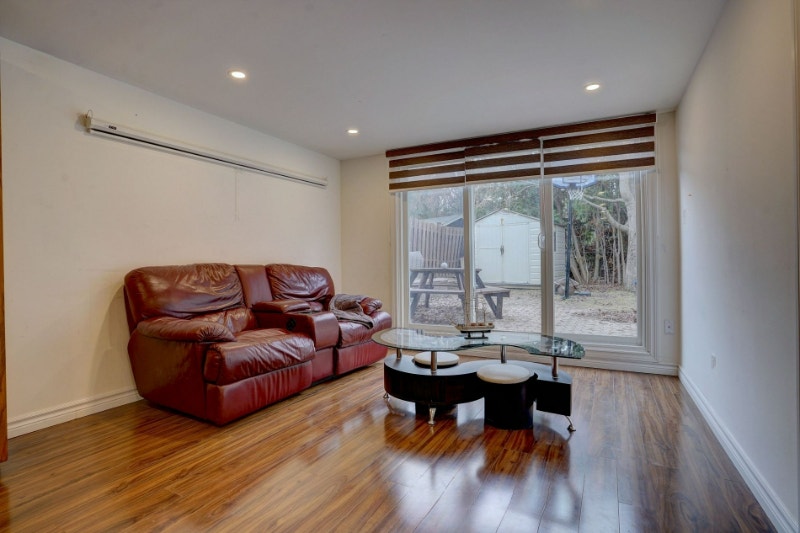 WalkOut Apartment! 1 Bedroom 1 Washroom! Close to 401 highway! Long