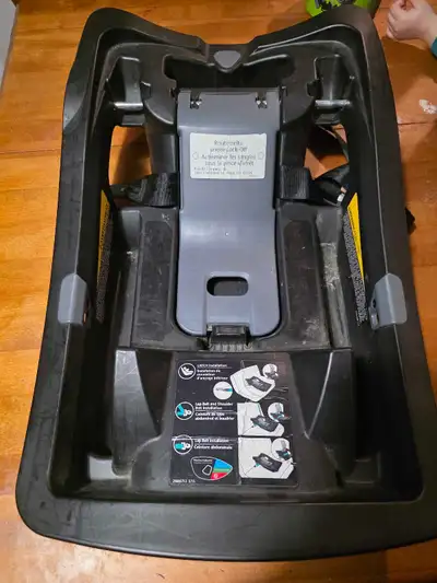 Evenflo carseat with base Expires 2027.04.19 2 carseat covers aswell as one carseat onesie
