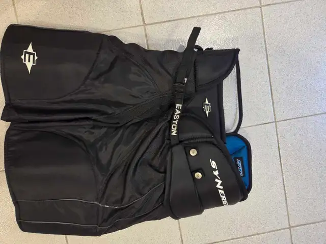 SENIOR HOCKEY EQUIPMENT  in Hockey in Markham / York Region - Image 9