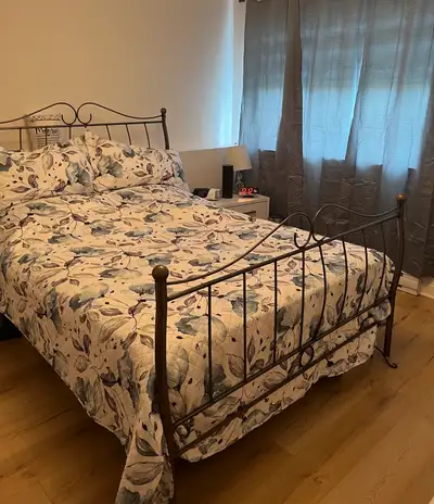 Cadre de Lit Queen , sans matelas, View more