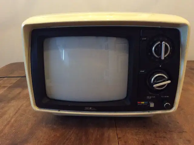 Vintage 1977 Searscolor Color TV - Working condition in Arts & Collectibles in London - Image 2