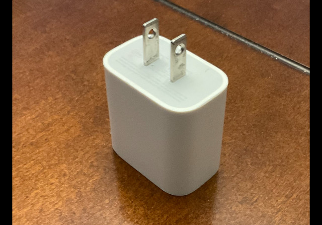Apple quick charge 20W adapter for iPhone or iPad in Cell Phone Accessories in Hamilton - Image 3