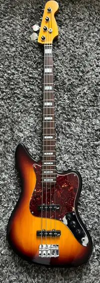 Basse custom made Style Fender Jaguar