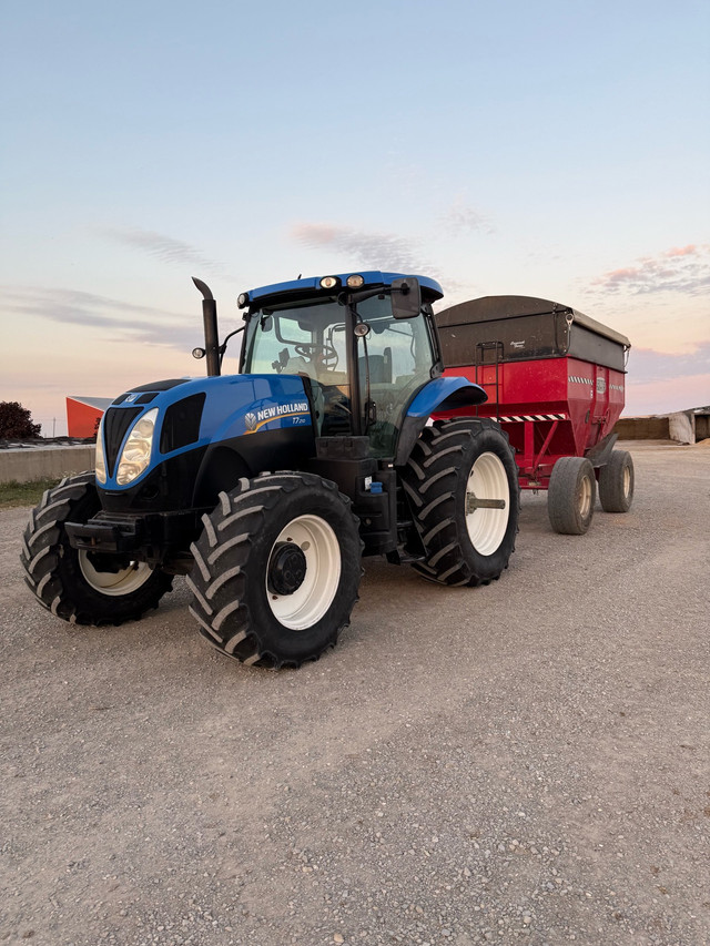 John Deere 8000 series in Farming Equipment in Moose Jaw - Image 4