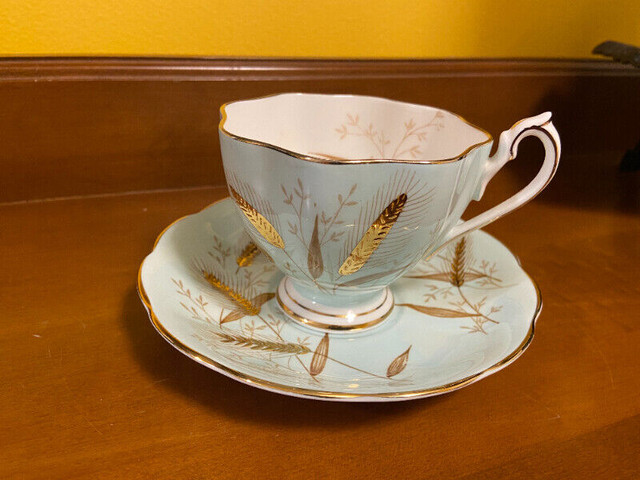 Vintage Queen Anne Tea Cup Saucer Fine Bone China England in Arts & Collectibles in Oshawa / Durham Region