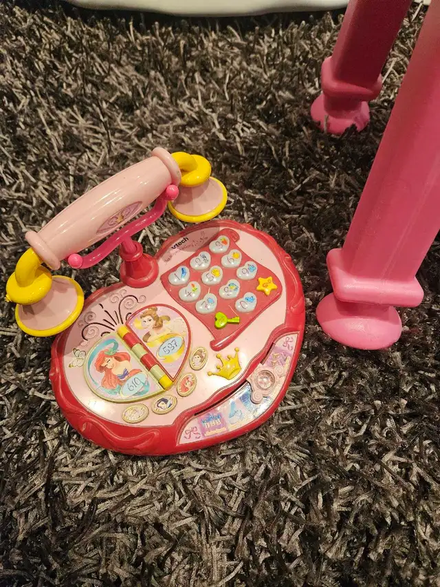 maquilleuse avec mirror, tableau blanc et telephone vtech in Toys in City of Montréal - Image 3