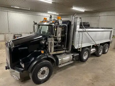 2016 Kenworth t800 415323 kms 485hp 15 litre Cummins power 18 speed manual Spiff axle Call or text 5...