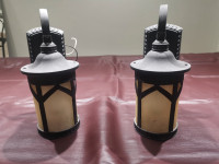 2x outdoor coach lamps. Bulbs included. 
