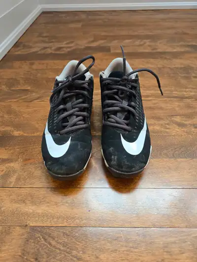I am selling my daughter's baseball cleats. They are youth size 5. The shoes are in very good shape...