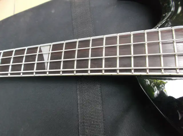 Peavey Void IV bass guitar in Guitars in Sherbrooke - Image 3