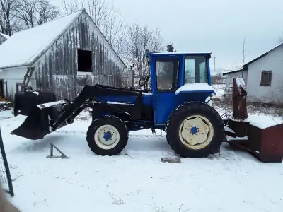 Tracteur 4x4 Universal 80 HP, diesel, cabine fermée, chargeuse avant amovible (bucket kwick release)...