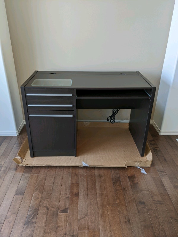 Excellent Condition ConnectIt Computer Desk in Cappuccino Desks