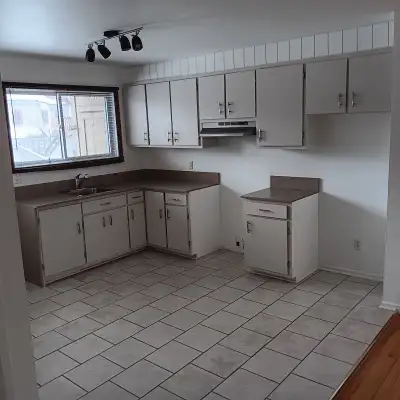 4 1/2 bien situé dans le Vieux-Longueuil (près de Chemin de Chambly, très près du centre commercial...