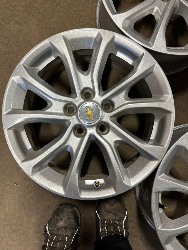 4 mags Chevrolet 17 pouces 5x114.3 en bon état  dans Pneus et jantes  à Lévis - Image 3