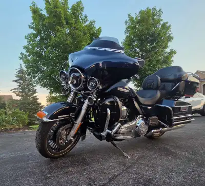 This 2012 Harley-Davidson Ultra Limited features a powerful engine and a comfortable touring setup,...