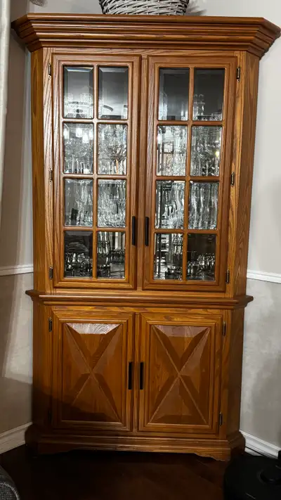 Buffet de coin.  Il est disponible. , View more