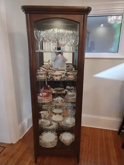 Solid Wood Curio/China Cabinet
