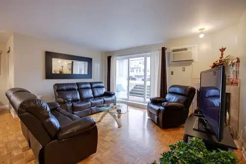 Superbe grand condo de 3 chambres à coucher avec une trés grande salle de bain à Chomedey, Laval à p...