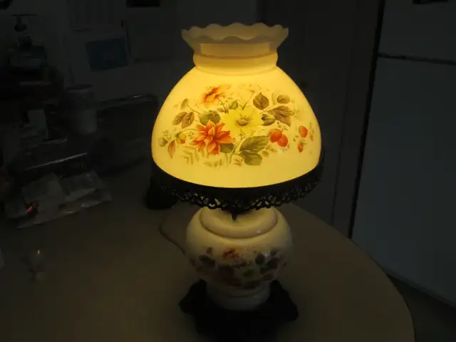 lampe de chevet  allure lampe huile?? in Kids in Laval / North Shore - Image 5