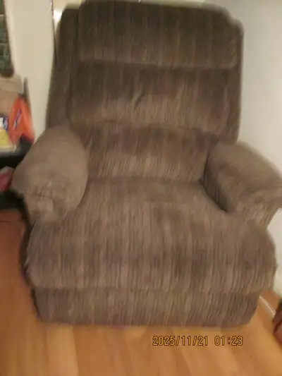 Lazy-boy -Astor reclina way. Med.-brown-grn accents Grt. shape!!, View more