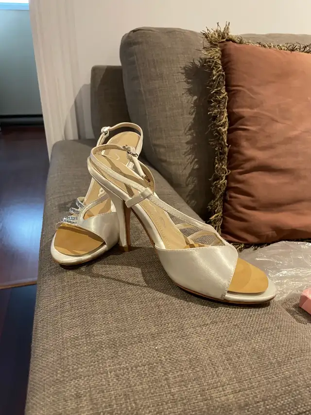 White satin shoes for women in Women's - Shoes in City of Montréal - Image 4