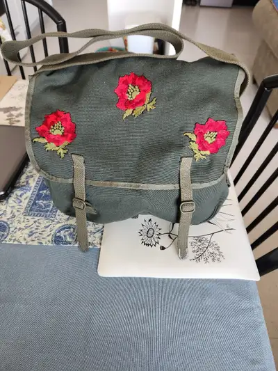 Sacs de style militaire neufs, View more