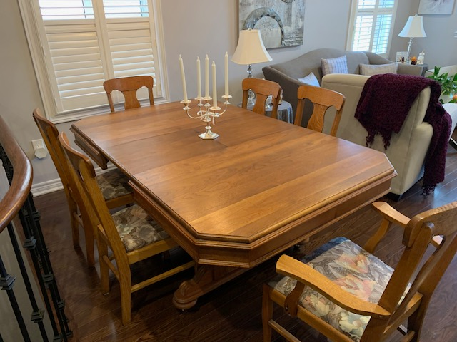 Antique solid oak dinning table with 6 chairs in Dining Tables & Sets in Markham / York Region - Image 2