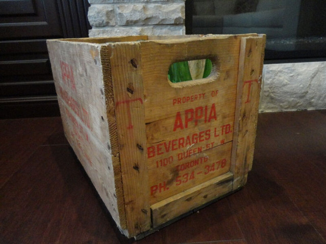 12 Vintage Kist Ginger Ale 30oz Bottles & Appia Beverage Case in Arts & Collectibles in Kitchener / Waterloo - Image 3