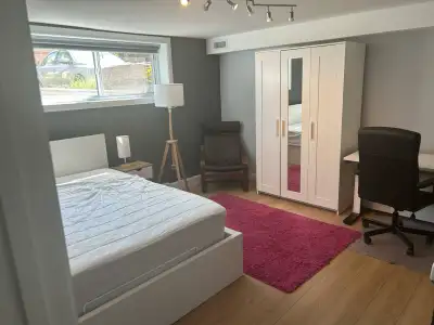 CHAMBRE ETUDIANT(E) meublée avec évier et services compris. DANS UN GRAND APPARTEMENT. Très grande c...