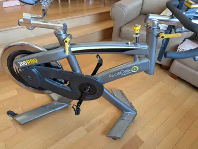 Spin bike/vélo stationnaire, View more