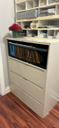 Filing cabinet with 4 drawers