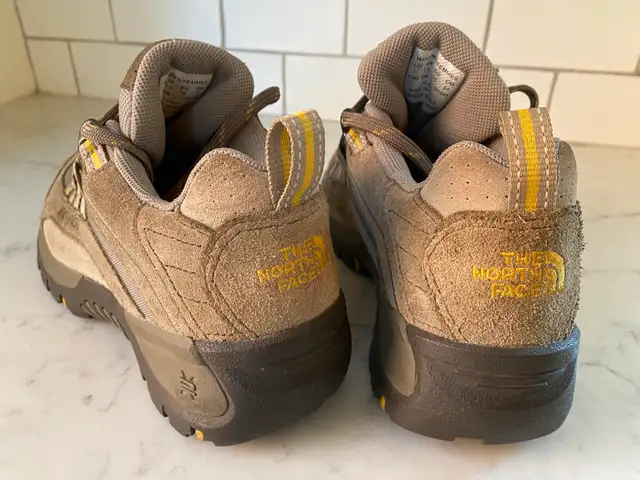 Like new! The North Face women’s suede hiking shoes sz 38 in Women's - Shoes in Kitchener / Waterloo - Image 9
