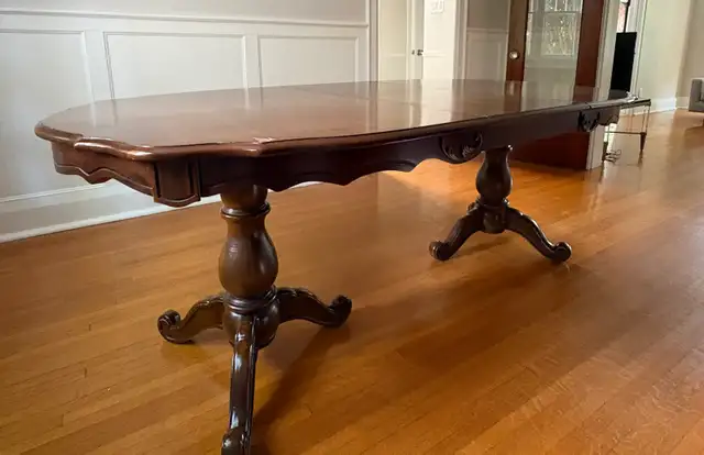 Antique Dining Table in Dining Tables & Sets in City of Toronto - Image 4