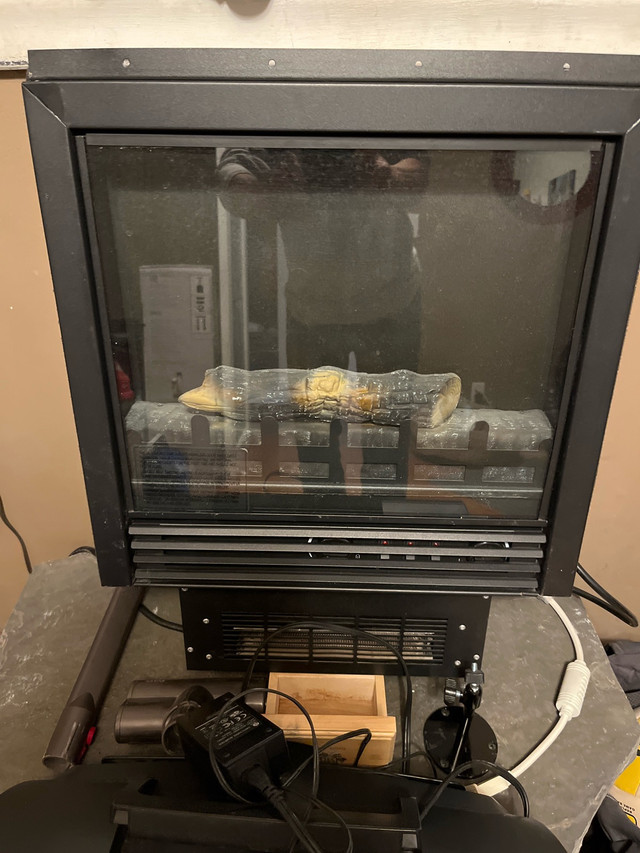 électrique fire place  in Heaters, Humidifiers & Dehumidifiers in Banff / Canmore