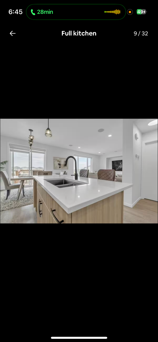 Spacious 4-Bedroom Family Home Overlooking the Lake in Manitoba in Canada - Image 7