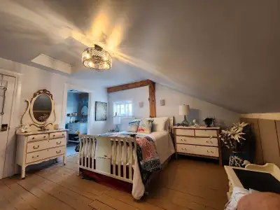 Bright Clean. 1 bdrm. 2 available Upper Floor. Kit, ensuite bath